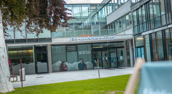 FH_Eingang | © FH Kufstein Tirol Das Bild zeigt den Eingangsbereich der Fachhochschule Kufstein Tirol. | © FH Kufstein Tirol