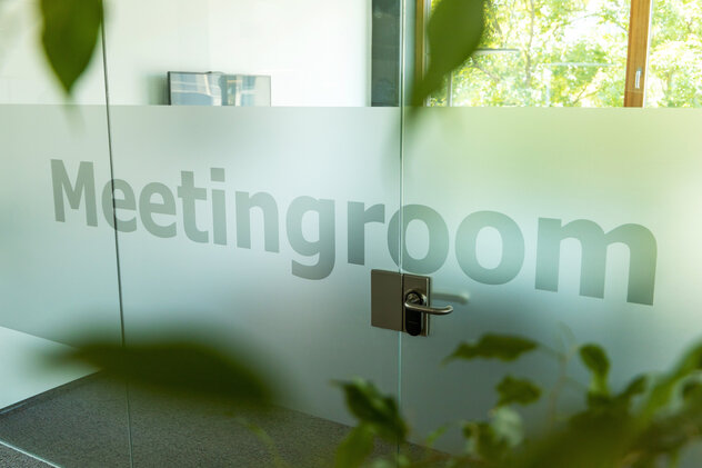 Meetingroom_Schriftzug | © FH Kufstein Tirol Der Schriftzug "Meetingroom" ist auf der Glaswand geschrieben. | © FH Kufstein Tirol